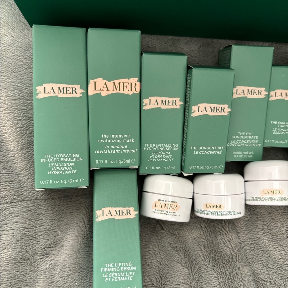 La Mer Skincare Collection with Green Box and Blue Pouch - Picture 2 of 8